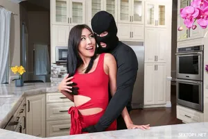 MRSS-145 Vợ tôi say rượu về nhà và vô tình đi vào phòng rác của hàng xóm, nhầm tôi với một ông già trung niên và trở nên hư hỏng