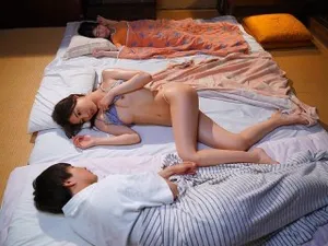 Tôi cọ xát cái lồn ướt của tôi gần hơn
