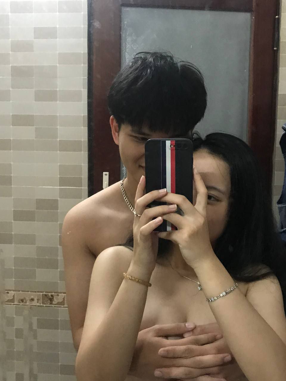 Ôi chúa ơi! Quan hệ với bạn thân của vợ trong phòng tắm khi cô ấy đang tắm! Liệu cô ấy có để ý không?