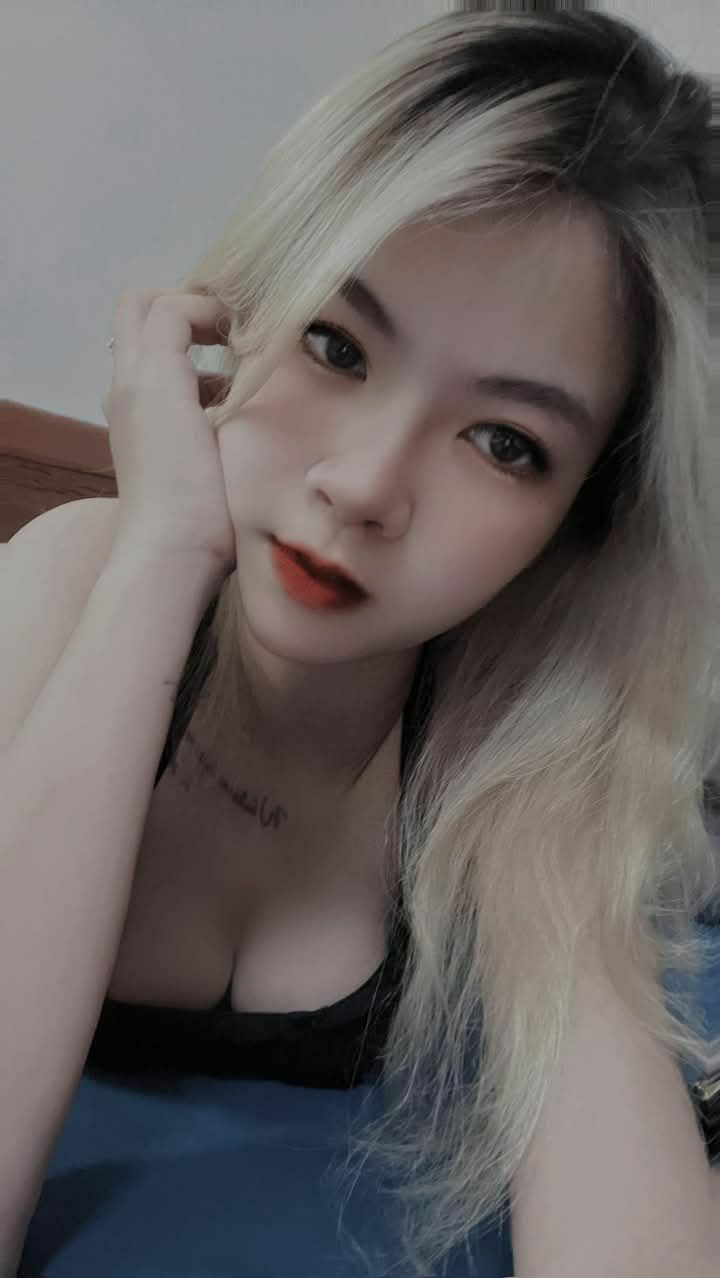Cô gái mặc váy đen này thực sự rất mảnh mai, đôi chân dài, thân hình gợi cảm và cơ thể thanh tú, khiến người ta muốn tàn phá cô dữ dội. Cô ấy đứng với hông nâng lên và quan hệ mạnh mẽ từ phía sau...